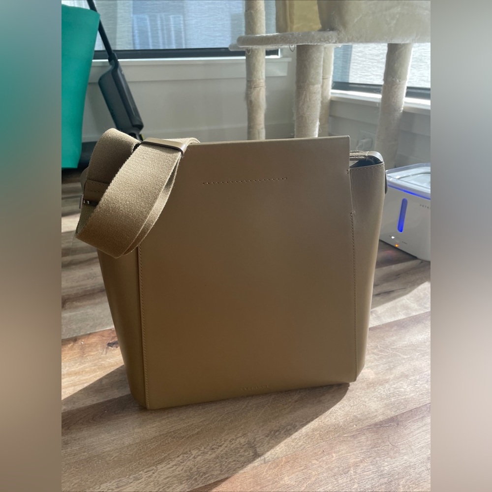 Everlane form bag light khaki